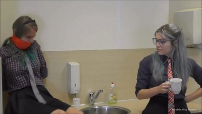 Addicted / ligata è imbavagliata / donna in angoscia